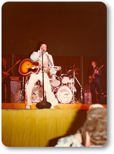 http://www.elvisconcerts.com/pictures/thumbs/tb_s76060101.jpg